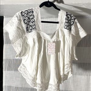 Free People Adorable White Boho Top with Blue Embroidery and lace embellished S